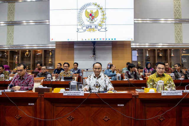 Menteri Komunikasi dan Informatika Budi Arie Setiadi bersama Wakil Menkominfo I Nezar Patria dan Wakil Menkominfo II Angga Raka Prabowo bersiap mengikuti rapat kerja dengan Komisi I DPR di Kompleks Parlemen, Senayan, Jakarta, Rabu (4/9/2024). Foto: Dhemas Reviyanto/ANTARA FOTO