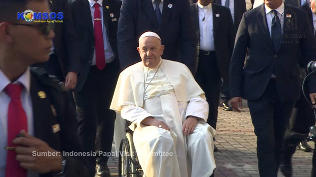 Paus Fransiskus tiba di Gereja Katedral, Jakarta, Rabu (4/9/2024). Foto: Youtube/Komsos Katedral Jakarta