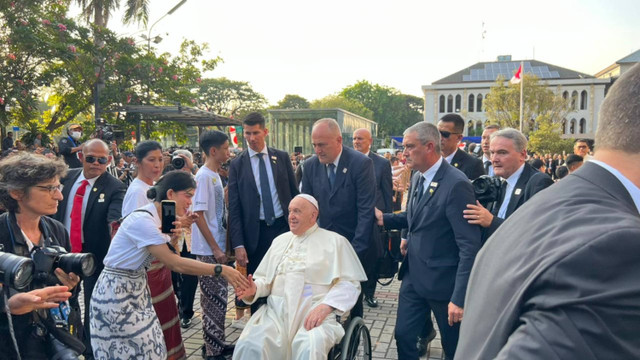 Pemimpin Takhta Suci Vatikan Sri Paus Fransiskus menyapa para jemaat yang hadir saat tiba di Gereja Katedral, Jakarta, Rabu (4/9/2024).  Foto: kumparan