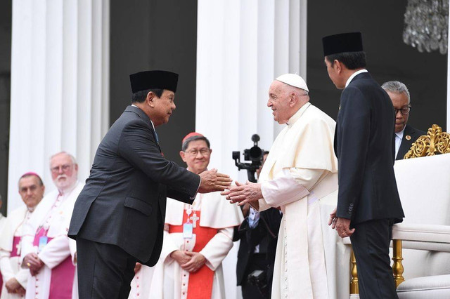 Menhan Prabowo Subianto bersalaman dengan Paus Fransiskus di Istana Merdeka, Jakarta, Rabu (4/9/2024). Foto: Instagram/@prabowo