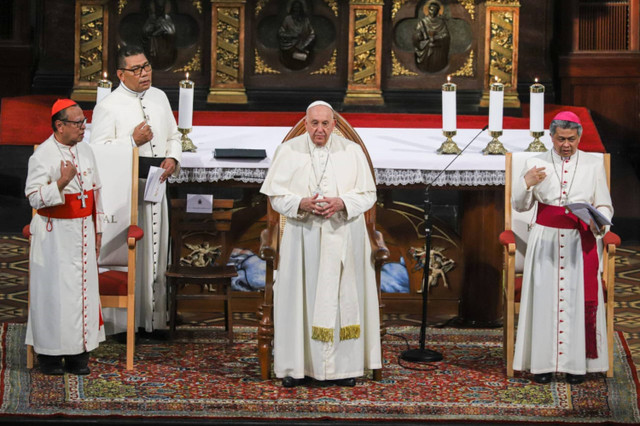 Pemimpin Takhta Suci Vatikan Sri Paus Fransiskus berbibcara saat melakukan pertemuan dengan uskup, imam, diakon, orang yang membaktikan diri, seminaris, dan katekis di Gereja Katedral, Jakarta, Rabu (4/9/2024). Foto: Iqbal Firdaus/kumparan