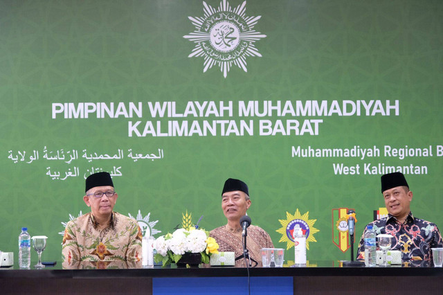 Bakal calon Gubernur dan Wagub Kalbar, Sutarmidji (kiri), Didi Haryono (kanan), Ketua PW Muhammadiyah Kalbar, Pabali Musa (tengah). Foto: Dok. Istimewa