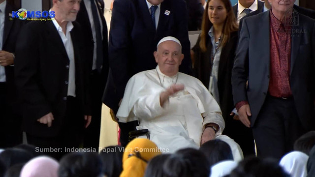 Paus Fransiskus menyapa umat di Gereja Katedral, Jakarta, Rabu (4/9/2024).
 Foto: Youtube/ Komsos Katedral Jakarta