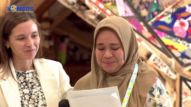 Guru asal Buton, Sulawesi Utara, Ana Nurawaliyah membacakan pidato di depan Paus Fransiskus saat di Gereja Katedral, Jakarta, Rabu (4/9/2024). Foto: Youtube/ Komsos Katedral Jakarta