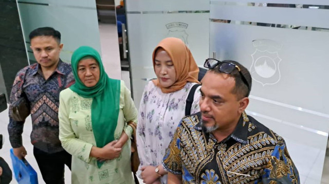 Ibunda almarhumah dokter Aulia Risma, Nuzmatun Malinah; adik kandung korban, Nadia; dan pengacara mereka, Misyal Ahmad, usai membuat pelaporan di Polda Jateng. Foto: Intan Alliva Khansa/kumparan