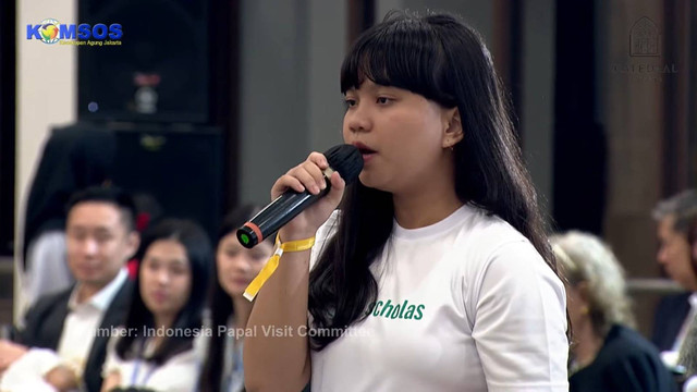 Kristin saat bertanya kepada Puas Fransiskus di Gedung Grha Pemuda, Gereja Katedral, Jakarta, Rabu (4/9/2024). Foto: Youtube/Komsos Katedral Jakarta