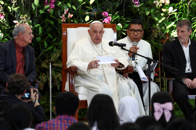 Paus Fransiskus menghadiri pertemuan dengan pemuda schollas occurrentes di Gedung Grha Pemuda, Gereja Katedral, Jakarta, Rabu (4/9/2024). Foto: Guglielmo Mangiapane/REUTERS