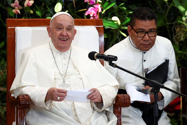 Paus Fransiskus menghadiri pertemuan dengan pemuda schollas occurrentes di Gedung Grha Pemuda, Gereja Katedral, Jakarta, Rabu (4/9/2024). Foto: Guglielmo Mangiapane/REUTERS