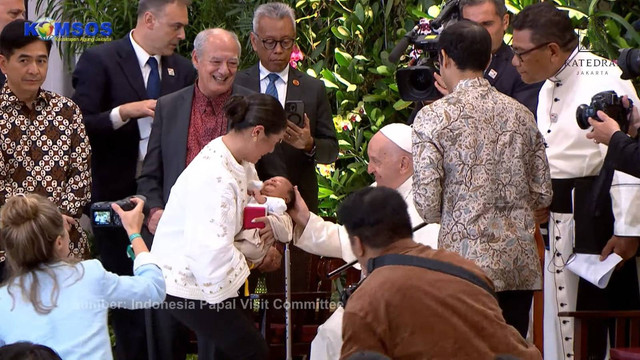 Mendikbud Nadiem Makarim bersama istri menghampiri Paus Fransiskus di Gedung Grha Pemuda, Gereja Katedral, Jakarta, Rabu (4/9/2024). Foto: Youtube/Komsos Katedral Jakarta