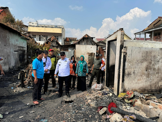 Pj Wali Kota Palembang A Damenta saat meninjau lokasi kebakaran, Foto : Kominfo Palembang