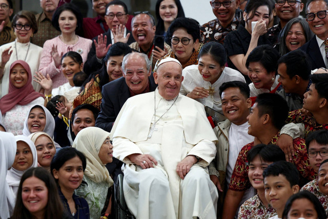 Paus Fransiskus foto bersama usai menghadiri pertemuan dengan pemuda schollas occurrentes di Gedung Grha Pemuda, Gereja Katedral, Jakarta, Rabu (4/9/2024). Foto: Guglielmo Mangiapane/REUTERS