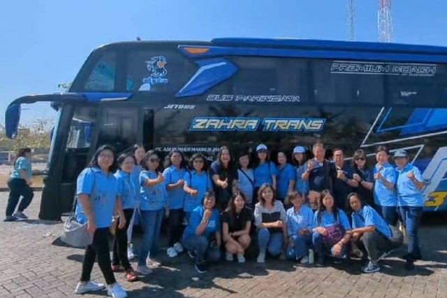 Rombongan jemaat Gereja Katolik Kristus Raja Surabaya menuju Jakarta menghadiri misa akbar bersama Paus Fansiskus di GBK. Foto: Dok. Istimewa