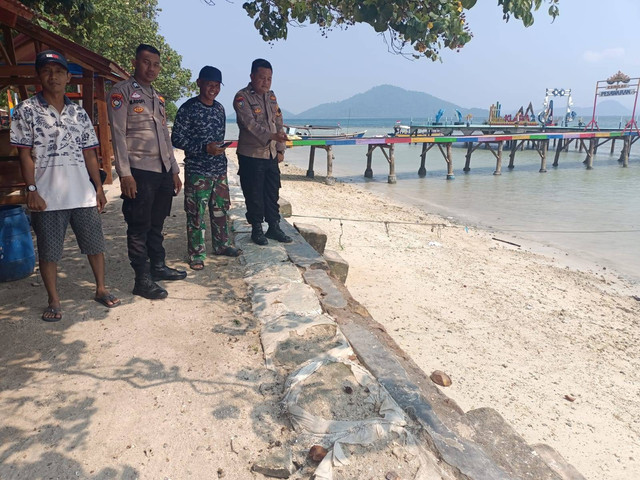 Polsek Padang Cermin saat melakukan pengecekan terkait video ratusan ikan yang naik ke Pesisir Pantai Klara. | Foto: Dok Humas Polres Pesawaran