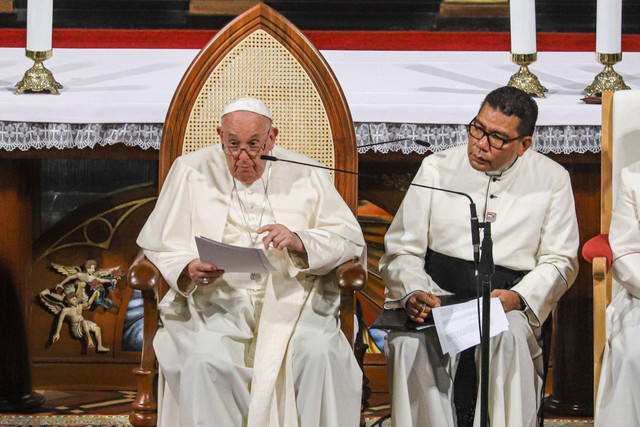 Pemimpin Takhta Suci Vatikan Sri Paus Fransiskus saat melakukan pertemuan dengan uskup, imam, diakon, orang yang membaktikan diri, seminaris, dan katekis di Gereja Katedral, Jakarta, Rabu (4/9/2024). Foto: Iqbal Firdaus/kumparan