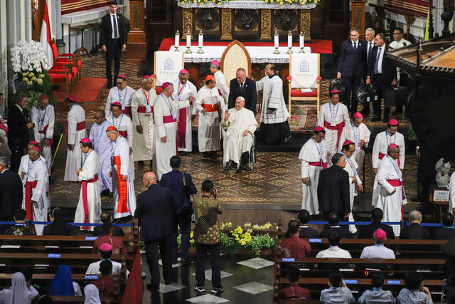 Pemimpin Takhta Suci Vatikan Sri Paus Fransiskus saat melakukan pertemuan dengan uskup, imam, diakon, orang yang membaktikan diri, seminaris, dan katekis di Gereja Katedral, Jakarta, Rabu (4/9/2024). Foto: Iqbal Firdaus/kumparan