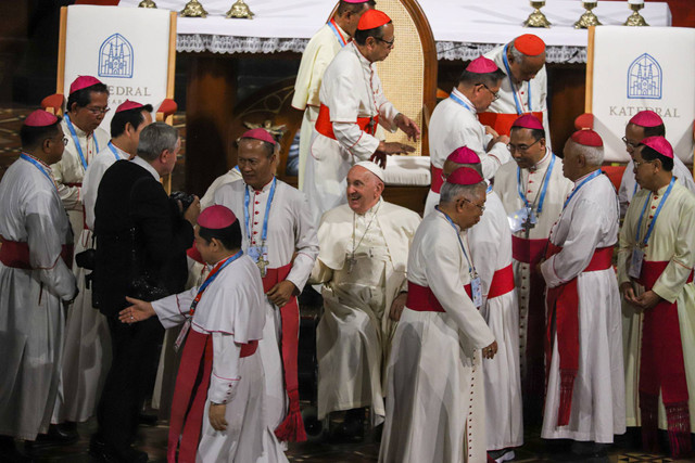 Pemimpin Takhta Suci Vatikan Sri Paus Fransiskus saat melakukan pertemuan dengan uskup, imam, diakon, orang yang membaktikan diri, seminaris, dan katekis di Gereja Katedral, Jakarta, Rabu (4/9/2024). Foto: Iqbal Firdaus/kumparan