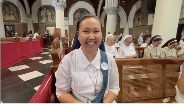 Salah satu suster yang berkesmpatan untuk menjabat tangan Paus Fransisikus dalam audiensi umum di Gereja Katedral.  Foto: Priscilla Brenda/kumparan