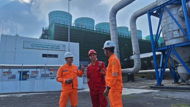 Proses produksi Green Hydrogen yang dihasilkan dari air kondensasi kegiatan produksi listrik yang dilakukan di PLTP Kamojang, Bandung, Jawa Barat.  Foto: Argya Maheswara/kumparan