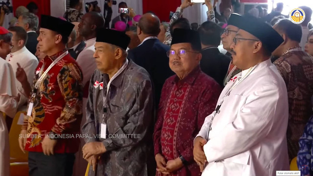 Jusuf Kalla dan Quraish Shihab menghadiri kunjungan Paus Fransiskus ke Masjid Istiqlal di Jakarta, Kamis (5/9/2024).  Foto: Youtube/Komsos KWI