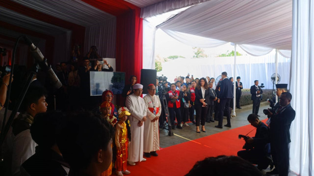 Paus Fransiskus disambut oleh Imam Besar Masjid Nazaruddin Umar dan Kardinal Ignasius Suharyo di Masjid Istiqlal,  Kamis (5/9/2024). Foto: Thomas Bosco/kumparan