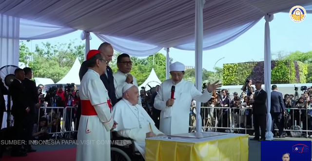 Imam Besar Masjid Istiqlal Nasaruddin Umar menjelaskan Terowongan Silaturahmi kepada Paus, Kamis (5/9/2024). Foto: Youtube/Komsos KWI