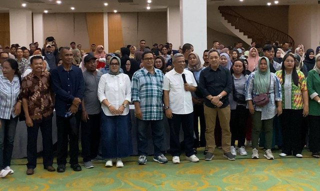 Muda Mahendrawan saat berfoto bersama puluhan warga dari Kabupaten Mempawah. Foto: Yulia Ramadhiyanti 