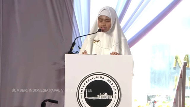 Kayla Nur Sahwa membacakan Al Quran saat penyambutan kedatangan Paus Fransiskus di Masjid Istiqlal, Jakarta, Kamis (5/9/2024).    Foto: Youtube/Komsos KWI