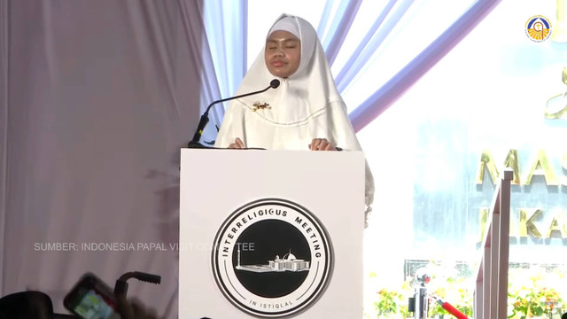 Kayla Nur Sahwa membacakan Al Quran saat penyambutan kedatangan Paus Fransiskus di Masjid Istiqlal, Jakarta, Kamis (5/9/2024). Foto: Youtube/ Komsos KWI