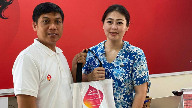 General Manager Consumer Business Region Kalimantan Telkomsel, Muhammad Asrullah menyapa dan melayani pelanggan di GraPARI Sambas dan GraPARI Singkawang, mendengarkan masukan dan voice of customer, menyapa pelanggan sekaligus berupaya memberikan solusi dan layanan terbaik di momen Hari Pelanggan Nasional hari ini. Foto: Dok. Telkomsel