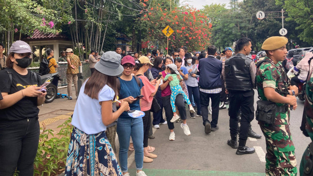 Warga mulai memadati saat ingin menyambut kedatangan Paus Fransiskus di Seberang Kantor KWI, Jakarta Pusat, Kamis (5/9/2024). Foto: Alya Zahra/Kumparan