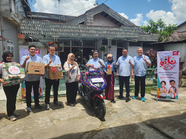 Management Asmo Kalbar memberikan apresiasi secara langsung kepada konsumen. Foto: Dok. Astra Motor Kalbar