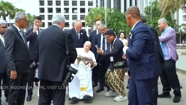 Pemimpin Takhta Suci Vatikan Paus Fransiskus diberikan wayang oleh warga saat berkunjung di Masjid Istiqlal, Jakarta, Kamis (5/9/2024). Foto: Youtube/ Komsos KWI