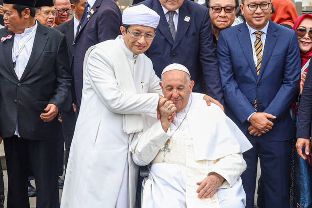 Pemimpin Takhta Suci Vatikan Paus Fransiskus mencium tangan Imam Besar Masjid Istiqlal Nasaruddin Umar di Masjid Istiqlal, Jakarta, Kamis (5/9/2024). Foto: Iqbal Firdaus/kumparan