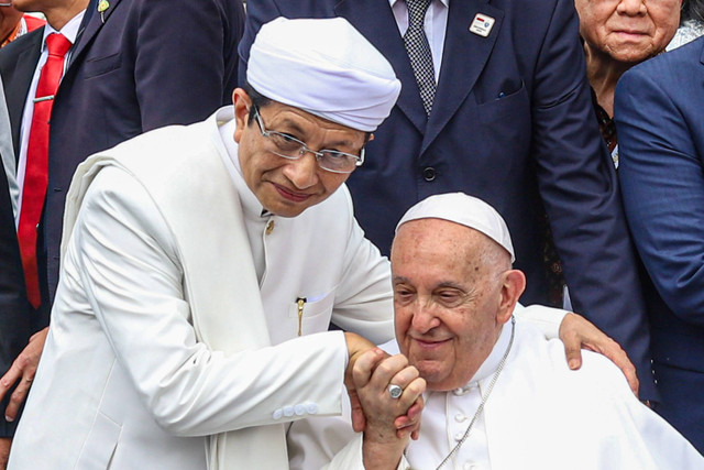 Pemimpin Takhta Suci Vatikan Paus Fransiskus mencium tangan Imam Besar Masjid Istiqlal Nasaruddin Umar di Masjid Istiqlal, Jakarta, Kamis (5/9/2024). Foto: Iqbal Firdaus/kumparan