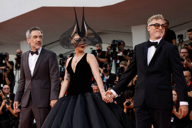 Sutradara Todd Phillips, Lady Gaga dan Joaquin Phoenix berpose di karpet merah saat kedatangan pemutaran film "Joker: Folie a Deux", dalam kompetisi, di Festival Film Venesia ke-81, Venesia, Italia, 4 September 2024. Foto: REUTERS/Louisa Goulimaki