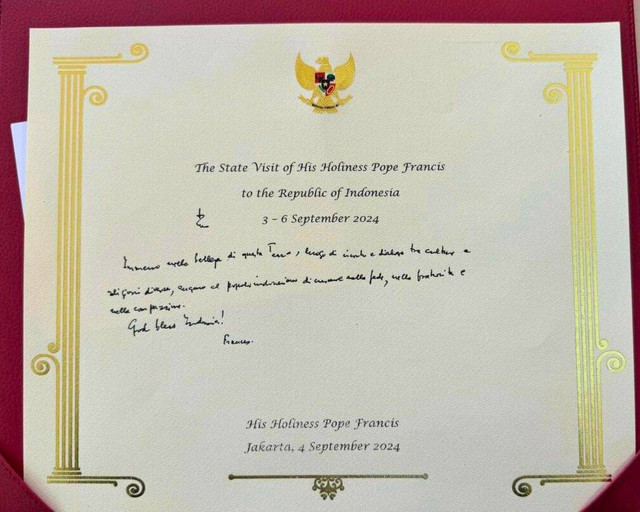 Tulisan tangan Paus Fransiskus di buku tamu Istana Negara. Foto: Dok. Istimewa