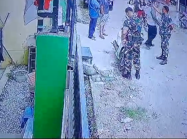 Rekaman CCTV oknum TNI datang rumah warga sambil acungkan pistol. dok Istimewa