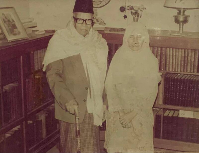 Haji Mansur Daud Datuk Palimo Kayo bersama Fatimah Hatta (istri). Semasa hidupnya, Datuk Palimo Kayo dikenal sebagai aktivis PERMI, politiisi Masyumi, Duta Besar Indonesia untuk Irak (1956–1960), dan Ketua Majelis Ulama Indonesia Sumatra Barat pertama. Sumber: dokumentasi H.M.D Palimo Kayo. 