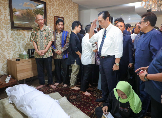 Menko Maritim dan Investasi Luhut Binsar Pandjaitan memberikan penghormatan ke mendiang Faisal Basri di rumah duka, Jakarta, Kamis (5/9/2024).Foto: Kemenko Marves