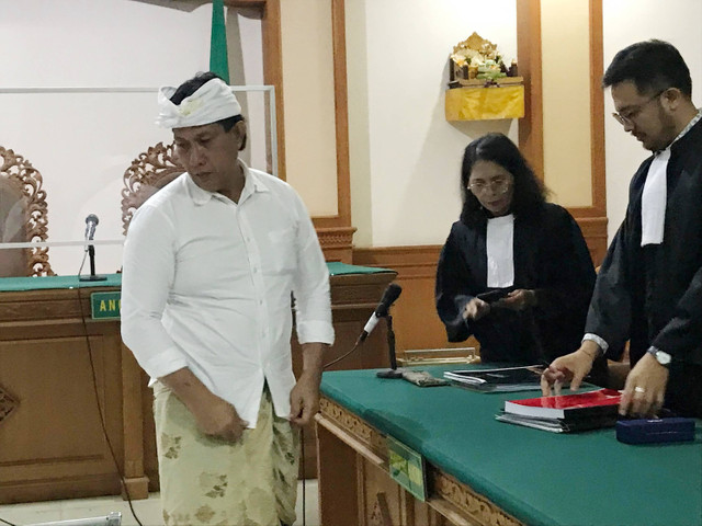 I Ketut Riana saat menjalani sidang tuntutan di Pengadilan Tipikor Denpasar. Foto: Denita BR Matondang/kumparan