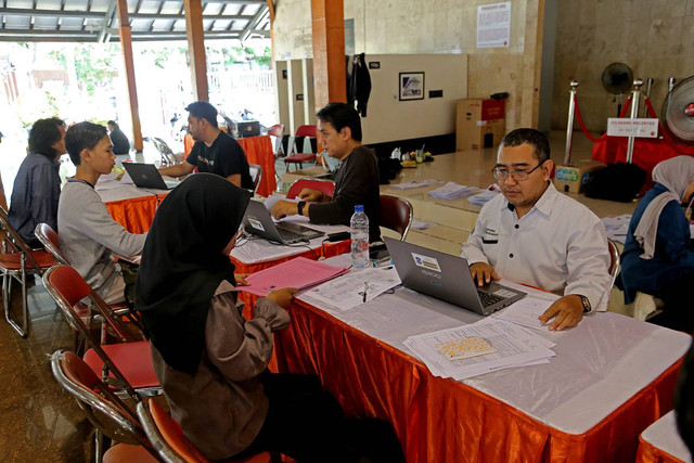 Daftar ulang mahasiswa yang lolos menerima beasiswa Pemuda Tangguh. Foto: Diskominfo Surabaya