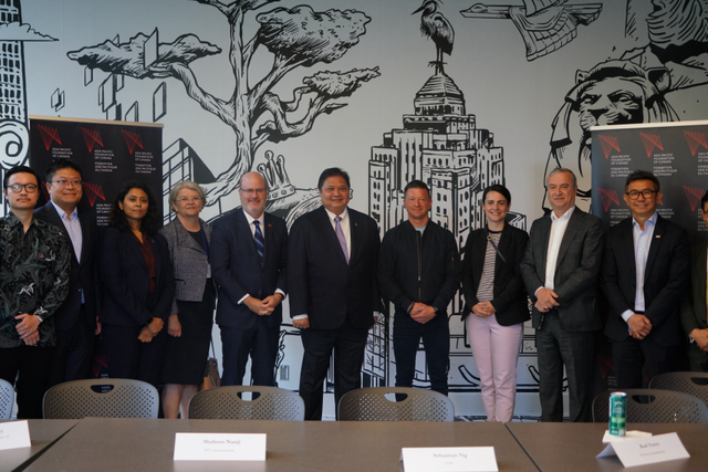 Menteri Perekonomian Airlangga Hartarto (tengah) bertemu pelaku usaha yang hadir pada Business Roundtable dengan Asia Pacific Foundation di Oceanic Plaza, Vancouver, Kanada, Selasa (3/9/2024). Foto: Dok. Kemenko Perekonomian