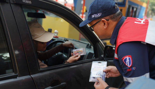 Branch Manager membagikan merchandise untuk pengguna Jalan Tol Trans Sumatera (JTTS). Foto: Dok. Hutama Karya