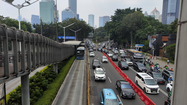 Kondisi arus lalu lintas Jalan Jenderal Sudirman, Jakarta Pusat, jelang misa akbar bersama Paus Fransiskus, Kamis (5/9/2024).  Foto: Jonathan Devin/kumparan