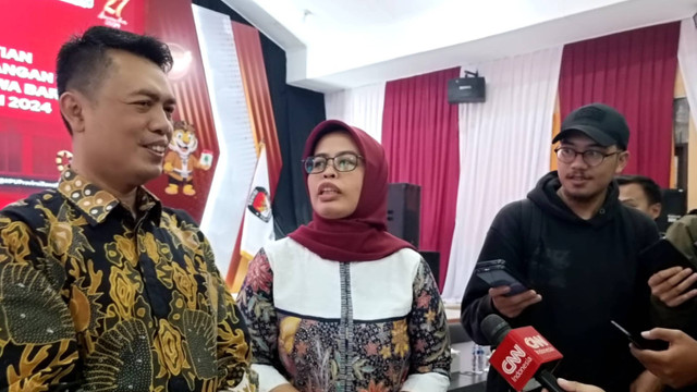 Ketua KPU Jabar Ummi Wahyuni dan Kadiv Teknis Penyelenggaraan KPU Jabar Adie Saputro memberikan jawaban usai Rakor terkait Pemberitahuan Hasil Penelitian  Persyaratan Administrasi Bapaslon Gubernur dan Wakil Gubernur Jawa Barat, di Aula KPU Jabar.  Foto: Robby Bouceu/kumparan