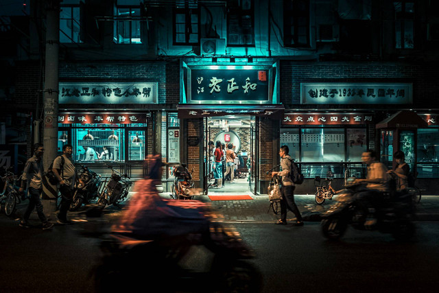 Wisata Malam di Ubud. Foto Hanya Ilustrasi, Bukan Tempat Sebenarnya. Sumber Unsplash Yiran Ding