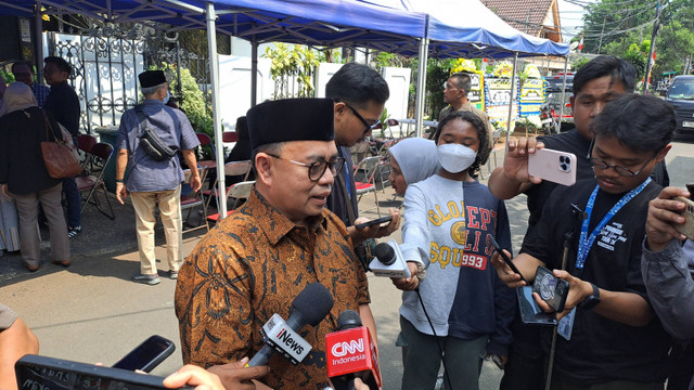 Mantan Menteri Energi dan Sumber Daya Mineral (ESDM) Sudirman Said datang ke kediaman Faisal Basri yang wafat hari ini, Kamis (5/9).  Foto: Ghifari/kumparan 