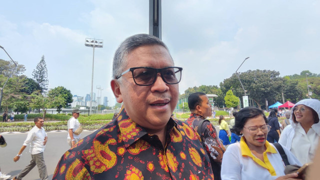 Sekjen PDIP Hasto Kristiyanto, menghadiri misa akbar bersama Paus Fransiskus di Gelora Bung Karno (GBK), Jakarta Pusat, Kamis (5/9/2024). Foto: Jonathan Devin/kumparan