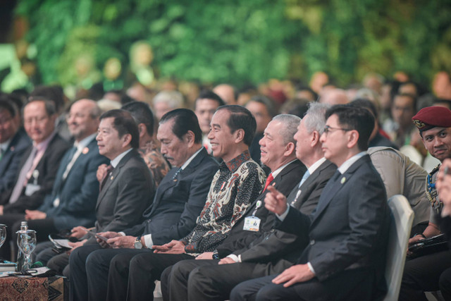 Presiden Joko Widodo (keempat kanan) menghadiri pembukaan Indonesia International Sustainability Forum (ISF) 2024 di Jakarta Convention Center (JCC) Senayan, Jakarta, Kamis (5/9/2024).  Foto: Mohammad Ayudha/ANTARA FOTO