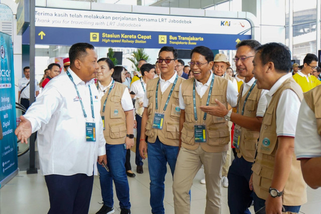 Dalam rangkaian ASEAN Railway CEOs' Conference (ARCEOs' Conference) ke-44, para CEO dari delapan operator kereta di Asia Tenggara melakukan perjalanan menggunakan LRT Jabodebek (4/9/2024).  Foto: Dok. LRT Jabodetabek